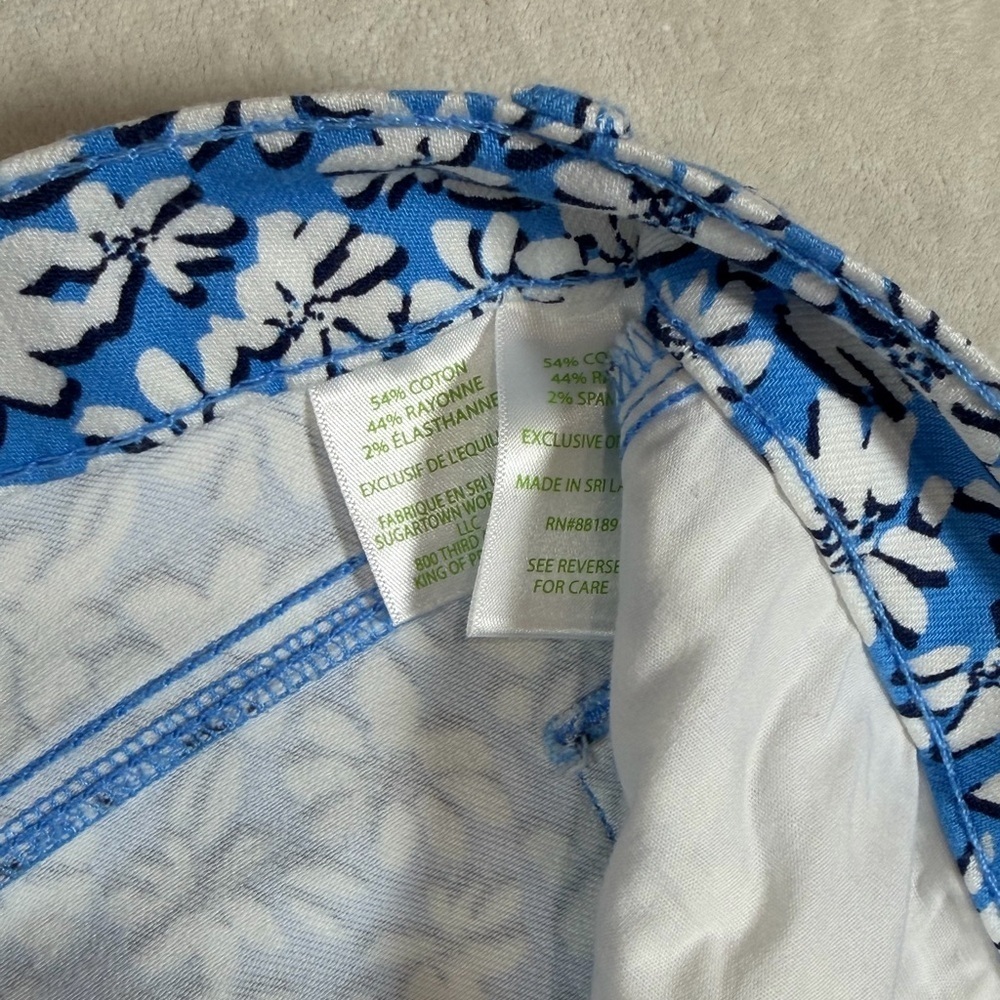 Lilly Pulitzer Sz 2 Stretch Cotton Blue and White All Over Pattern Floral Shorts - Picture 7 of 10